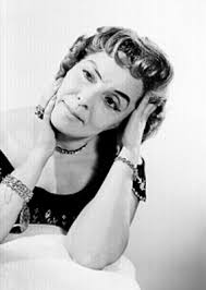 Celia Manzano, con manos al rostro y cabeza inclinada, retrato