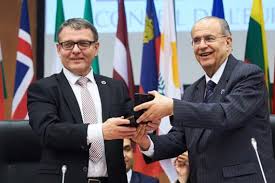 Vlajku přijala organizace rada evropy jako svůj symbol v roce 1955 a navrhl ji arzene heitz. Predsednictvi Cr Ve Vyboru Ministru Rady Evropy Velvyslanectvi Ceske Republiky V Parizi