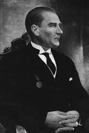 Türkiye cumhuriyeti'nin ilk cumhurbaşkanı olan mustafa kemal atatürk.1881 yılında, osmanlı i̇mparatorluğu'na bağlı bir vilayet olan selanik'te dünyaya geldi. Mustafa Kemal Ataturk Movies Age Biography