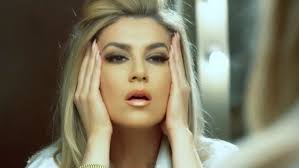 Leonora calls you "Move me" (Video)