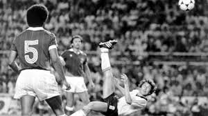 So kam es, dass fußball spielen an schulen und auch in der freizeit verboten wurde, denn er galt als als undeutsch, barbarisch oder wurde als englische krankheit beschimpft. Sport Aus Dem Archiv Klassiker Der Sportgeschichte Zdfmediathek