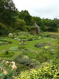 Les Jardins De Kerdalo En Juin 2009 Et 2019 Arrosoirs Et Secateurs Jardins Jardin Romantique Arrosoir