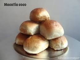 Les Macatias Coco Ou Makatia Ena Coco Sont Une Sorte De Petites Brioches Fourres A La Noix De Coco Vous Pou Recette Coco Cuisine Exotique Recette Mauricienne
