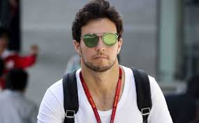 3 saltó a la fama en 1993, realizando un baile como parte del público del programa el calabozo, donde formó parte por un tiempo, así como en los inicios del programa toma libre. F1 Checo Perez Defendio A Mexico Y A Hawkers Le Costo El Contrato Mediotiempo