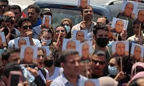 وفاة الناشط السياسي الفلسطيني نزار بنات خلال اعتقاله من قبل الشرطة الفلسطينية، ومحاميه يقول إن الجثمان سيحول للتشريح لمعرفة سبب الوفاة. Sn3p8t1 Nd1klm