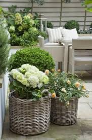 Schone Fruhlingsdeko Fur Die Terrasse Front Garden Design Front Yard Front Yard Design