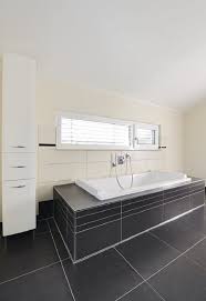 Badewanne Mit Fenster Verkleidung Fliesen Grau Bad Ideen Hauskonzept Wohnen Arbeiten Weberhaus Fertighaus Hausbaudirek Weber Haus Haus Bad Fliesen Ideen
