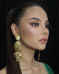 She is the fourth filipina to win the miss universe competition. Catriona Gray On Instagram P H Here She Is Our Queen Catriona Gray This Is It Jellyeugenio Grey Makeup Hot Hair Styles Hair Styles