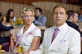 A comic relief pantomime for christmas. Bild Zu David Walliams Dinner Fur Spinner Bild David Walliams Lucy Davenport Filmstarts De