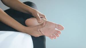 Telapak kaki sakit bisa saja menjadi pertanda adanya gangguan kesehatan yang serius. 4 Penyebab Telapak Kaki Sakit Mengapa Telapak Kaki Bisa Sakit