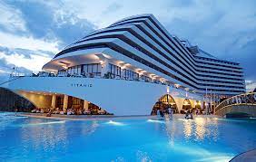 De rubrieken 'reisbeperkingen en documenten', 'faciliteiten' en 'hulpverlening' geven aan of vakanties, al dan niet beperkt, mogelijk zijn. Vakantie Naar Titanic Beach Resort Turkije