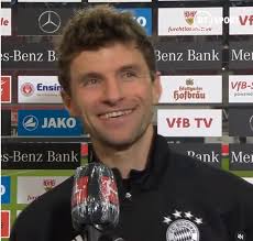 Trommeln für alle | drum circle: Bayern Star Thomas Muller Gibt Interview Auf Englisch Briten Reporter Lacht Watson