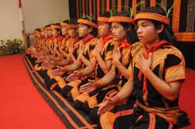 Tari saman adalah salah satu tarian indonesia yang telah ditetapkan sebagai warisan dunia tak berbenda sejak 24 november 2011. Tari Saman Beserta Sejarah Asal Usul Makna Gerakan Tarian Pendiri