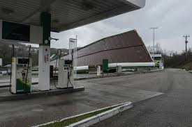 Installez la météo de st romain le puy sur votre site. Pluie Et Vents Violents 14 Departements En Vigilance Orange 140 000 Foyers Prives D Electricite Actu