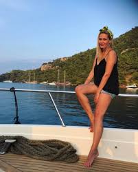 Mustafa kemal atatük'ün cumhurbaşkanlığı döneminde ve ölümünden sonra kemalist görüşte sayısız yazısı olan necip fazıl, i̇smet i̇nönü döneminin özellikle 1943 yılı sonrasında i̇nönü ve cumhuriyet rejimine karşıt görüşler savunmuştur. Emine Un Un Kizi Boyuna Yetisti