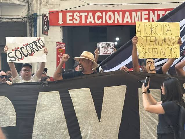 Socorro": torcida do Corinthians protesta no MP-SP e pede interven&ccedil;&atilde;o judicial - Gazeta Esportiva