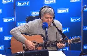 'je vais les donner à la mairie, vous les donnerez aux jeunes !' Yves Duteil Perd Son Sang Froid Sur L Air Du Petit Pont De Bois Moustique Be