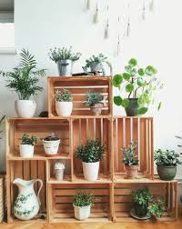 1001 Idees Pour Fabriquer Une Etagere En Cagette Soi Meme Cagettes Deco Deco Plantes Interieur Deco