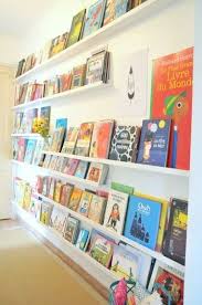 絵本は大きさもいろいろ 子どもでも出しやすくて片付けやすい スッキリとした収納方法には悩みますよね mosslandaは飾り棚です 本を並べるのにちょうどよい奥行きで たくさん繋げて壁に設置すれば開放的でギャラリーのような本棚の出来上がり 表紙を表向きにして