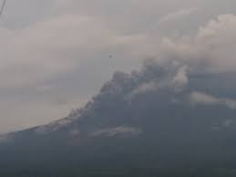 Lava turun sejauh 1 km dari kawah. Mensos Risma Pantau Dampak Erupsi Gunung Semeru Di Lumajang