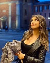 Un mezzo busto esplosivo che mette in risalto le sue curve giunoniche e sinuose a 56 anni. Cristina D Avena Pensa Positivo Instagram Giorni Di Pioggia