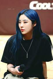 These Idols Look Amazing With Their Unique Eyebrow Hues In All The Colors Of The Rainbow This Trend Is Strange But Th Wheein Mamamoo Blue Hair Kpop Hair Color