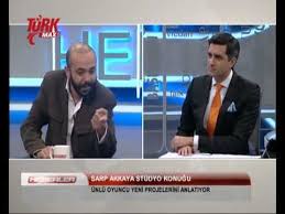 İlk kez bizim aile dizisiyle oyunculuk hayatına başlayan sarp akkaya, 2001 yılında m.s.ü. Studyo Konugumuz Sarp Akkaya Youtube