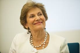 Award of uniforms to new voluntary workers in the Portuguese Cancer League 