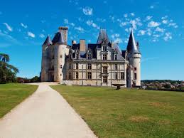 Yes, stayz offers a selection of 285 holiday homes to book directly online and 146 with instant booking available near chateau de la rochefoucauld. Chateau De La Rochefoucauld La Rochefoucauld 14 Eme Siecle 17 Eme Siecle Structurae