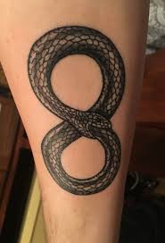 Who knew a snake eating its tail would make for such a beautiful body art, especially when you add the flowers. 1001 Ideas For A Beautiful Ouroboros Tattoo And The Meaning Behind It