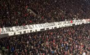 L'uefa enquête sur une banderole homophobe et des cris de singe à budapest. Les Nicois Ont La Banderole Moqueuse