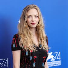 Blonde beauty amanda seyfried tried on a different hair style while filming her latest movie. Amanda Seyfried Has A Blonde Bombshell Moment At The Venice Film Festival Vogue