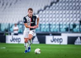 Dus voor spelers, scheidsrechters, trainers en coaches, maar natuurlijk ook voor ouders en andere supporters van het amateurvoetbal. Santoni Bij Barcelona Was De Ligt Niet Beter Geworden Voetbal International