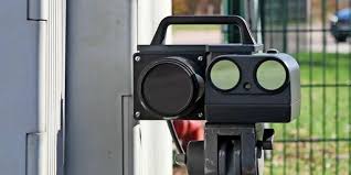 Klein Und Kaum Sichtbar Steht Die Messanlage Des Kreises Neben Der Strasse Die Leivtec Xv 3 Liefert Gestochen Scharfe Bilder Und Ist Lauenburg Fahrer Fahrzeuge