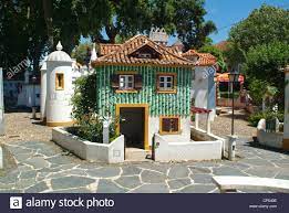The portugal dos pequenitos (translated as portugal of/for the little ones) is a miniature park in the civil parish of santa clara e castelo viegas, in the municipality of coimbra, in the portuguese district of coimbra. Miniatur Hauser In Portugal Dos Pequenitos Themenpark In Coimbra Portugal Stockfotografie Alamy