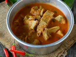 Dalam sajian lontong sayur ini juga terdapat sambal lado merah, gulai nangka, sayur kacang, dan kerupuk berwarna merah jambu yang membuat rasanya lebih kaya dan memiliki beberapa dimensi tekstur. Gulai Nangka Asli Minang Paling Sedap Kalau Tak Cuba Memang Bakal Menyesal