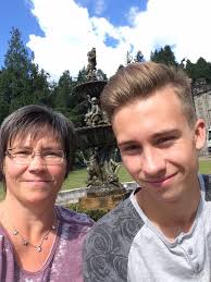 Are there castles near Edinburgh to stay overnight?