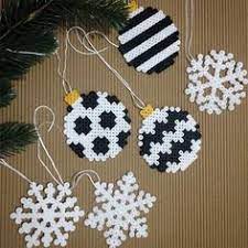 Les perles à repasser sont devenues super populaires ces à ce propos, vous pouvez fabriquer vos propres boules de noël et tout autre type de pendentifs pour créer un sapin unique au monde! A Noel Les Perles Hama Ne Perdent Pas La Boule Modeles Hama