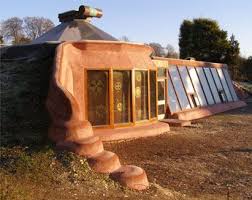 Earthship Vous Ne Connaissez Pas Earthship Vous Etes Interesses Par Un Mode De Construction Ecolo Et Economique Earthship Earthship Home Sustainable Home