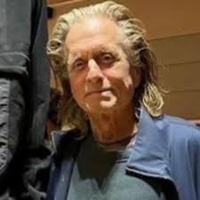 Michael Douglas aparece irreconhecível em imagem