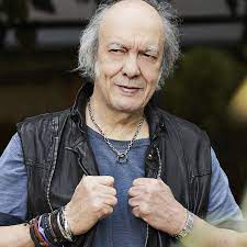 Jun 04, 2021 · erasmo 80 depois de ter sua vida recontada no cinema no filme minha fama de mau, de 2019, erasmos carlos será tema do documentário éramos 80, do globoplay, previsto para estrear ainda este mês. Erasmo Carlos Facebook