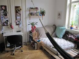 Gemutliches Wg Zimmer Mit Verschiedenen Diy Mobeln Wgzimmer Schlafzimmer Zimmer Einrichtung Bett Palettenbett Holzki In 2020 Wg Zimmer Zimmer Einrichten Zimmer