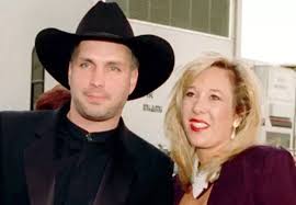 Are garth brooks and trisha yearwood divorcing? Throwback Garth Brooks Divorce From Sandy Mahl A Pricey Event