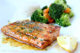 Hier Habe Ich Ein Einfaches Lachs Rezept Fur Euch Der Lachs Wird Mit Honig Glasiert Und Die Gebraunte Honig Lachs Rezept Lachs Braten Rezept Lachs Gerichte