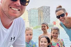 Karla Bennett's Instagram, Twitter & Facebook