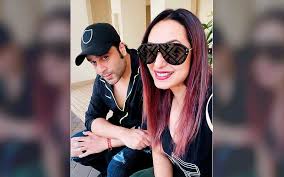 Krushna Abhishek Shares A Hot Pic Of Wife Kashmera Shah Gets Massively Trolled For Calling Her Biryani Over Dal Makhani Krishna abhishek (actor) height, weight, age, wife, family, wiki, biography, affair, girlfriend. krushna abhishek shares a hot pic of