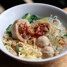 Bakso ini berbeda dari bakso mercon, karena kuahnya diberikan campuran cabai rawit merah yang terkenal pedas nampol. Limakaki 6 Kuliner Bakso Dengan Berbagai Variasi Yang Unik