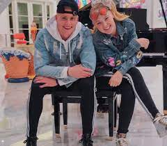 The internet lost it when they thought jojo siwa had a boyfriend and now everyone is about to lose it again as she opened up about her new potential relation. Elliott Brown Wiki Age Height Net Worth Bio Jojo Siwa Boyfriend