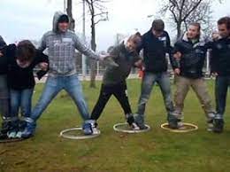 No, otro estúpido juego para fomentar el espíritu de equipo no, dijo el empleado disgustado. 8 Juegos Divertidos Para Fiestas Pequeocio Juegos Divertidos Para Fiestas Juegos Para Adolescentes Juegos Divertidos