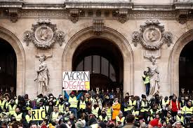 Emmanuel macron n'a pas parlé depuis son retour d'argentine, dimanche. France Les Gilets Jaunes Ont Mis Macron Face A Une Autre Realite